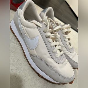 Nike Daybreak Trainer Sneaker women’s size 8 cream/white NeW without box